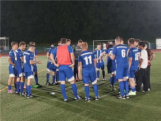 „Rudelbildung in positiver Manier“ praktizierten die SV-Senioren nach ihrem mit viel Engagement erspielten 3:2-Erfolg über die Reinlandliga- und Bezirksligareserve der SG Mülheim-Kärlich III. Quelle: Sportverein 1919 Ochtendung