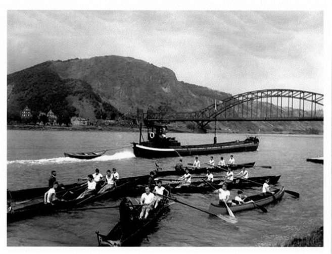 Ruderalltag ca. 1930 im Hintergrund die Ludendorffbrücke.  Foto: privat