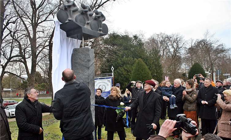 Rudi Altigs Witwe Monique und Künstler Cornel Bücken (rechts neben der Stele) enthüllten mit Unterstützung von Sinzigs Ortsvorsteher Günter Windheuser (links) das Denkmal an der Barbarossastraße.  RÜ