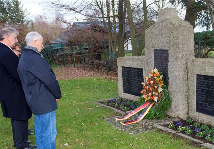 Rudi Becker legte mit seinen beiden Beigeordneten Elke Rüdig und Helmut Henn einen Kranz nieder.