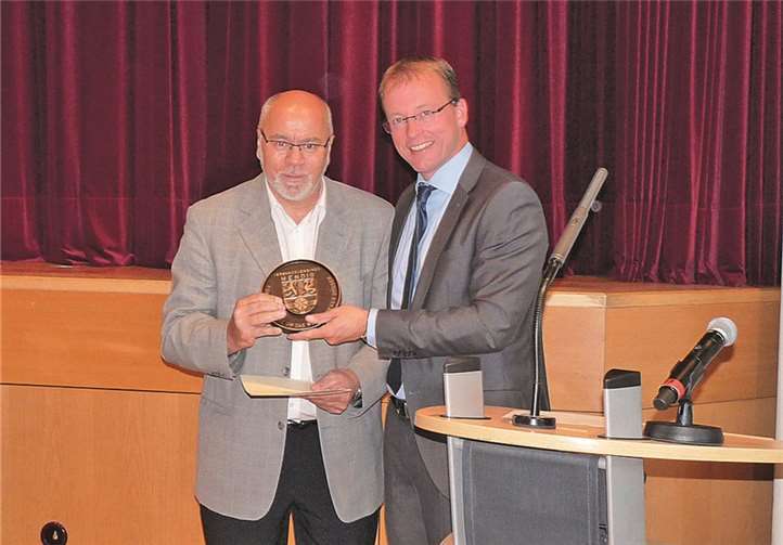 Rudi Bettscheider wurde von VG-Bürgermeister Lempertz für sein kommunalpolitisches Engagement mit dem kleinen Wappenteller ausgezeichnet.