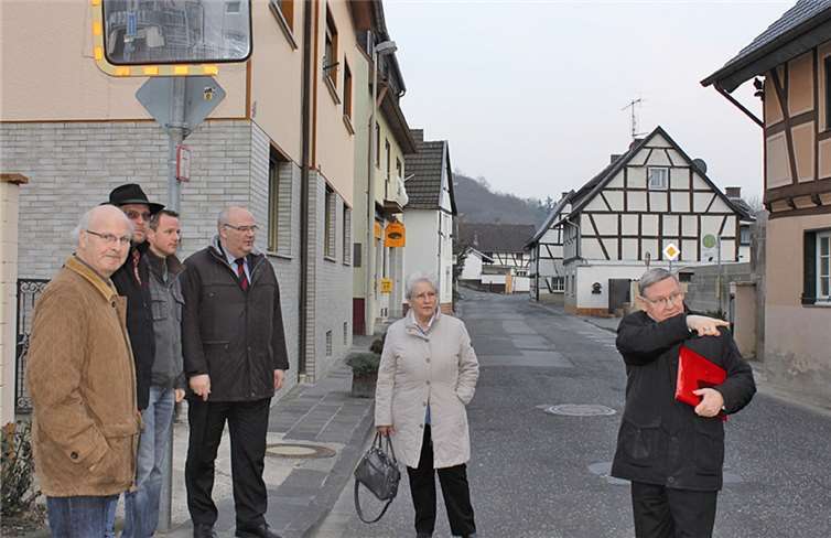 Rudi Frick und seine Ortsbeiratskollegen machten sich ein Bild von der Gimmiger Ortsdurchfahrt. Geht es nach Plänen des Beirates, soll der Fußgängerverkehr sowohl auf der linken als auch auf der rechten Seite verlaufen.RERE