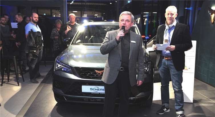 Rudi Giering: „Dieser Cupra Ateca wird sicherlich seinem Besitzer an jedem Tag neue Wege aufzeigen“. Rechts Moderator Chris Kub.