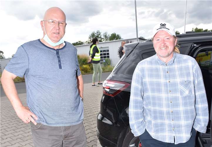 Rudi Knorr (l) von Drehwerk Adendorf und Mitorganisator des Rheinbacher Autokinos, hatte Joey Kelly nach Rheinbach eingeladen.
