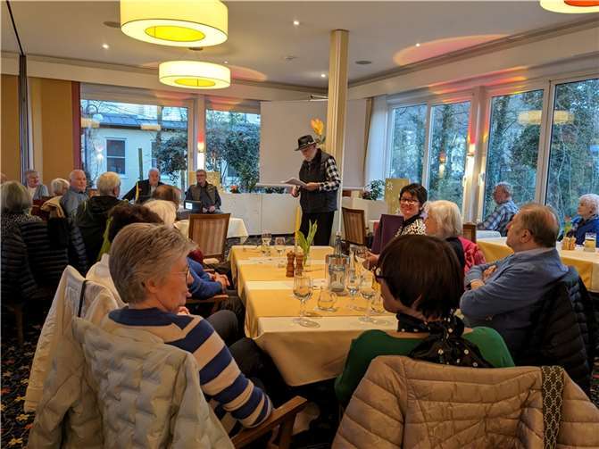 Rudi Krämer bei seinem Vortrag über Bad Breisiger Gaststätten.  Foto: KS