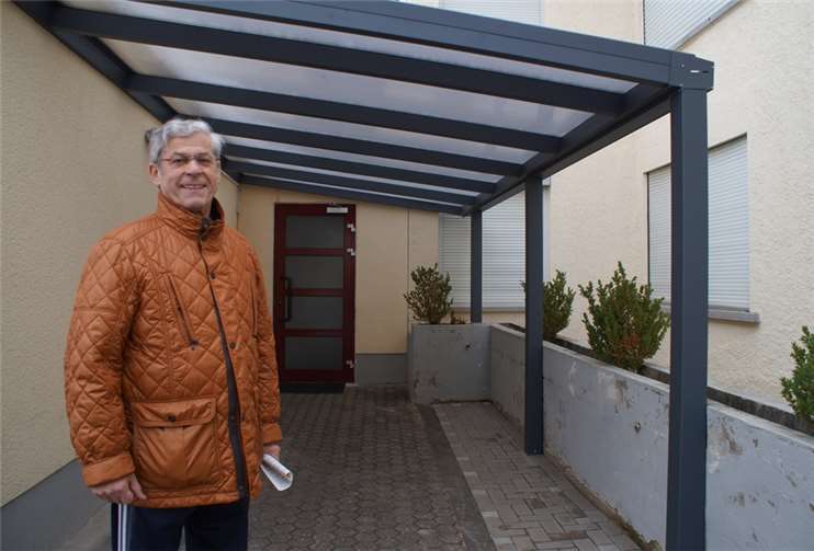 Rudi Kray, seines Zeichens 1. Vorsitzender des MGV Liederkranz Kärlich, überzeugte sich von der Funktionsfähigkeit des neuen Daches, welches einen guten Schutz vor dem ersten Schnee des Winters bot.GH