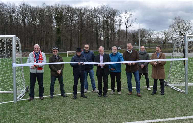 Rudi Krug (SC Simmern, 1.v.l.), Jörg Haseneier (Ortsbürgermeister Simmern, 3.v.l.), Daniel Best (Ortsbürgermeister Eitelborn, 5.v.l.), Werner Christmann (Ortsbürgermeister Neuhäusel, 3.v.r.), Manfred Neufeldt (Erster Beigeordneter Kadenbach, 1.v.r.) und die Vertreter der Sportvereine eröffneten offiziell den neuen Kunstrasenplatz: Wegen des Corona-Virus wird der Spielbetrieb allerdings noch ein wenig auf sich warten lassen müssen. Foto: privat