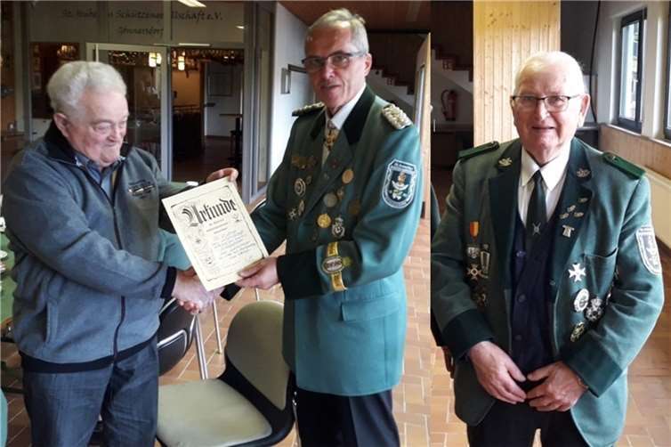 Rudi Maurenbrecher (60 Jahre Mitglied) Winfried Nett (Brudermeister) Matthias Bode (70 Jahre Mitglied). Foto: privat