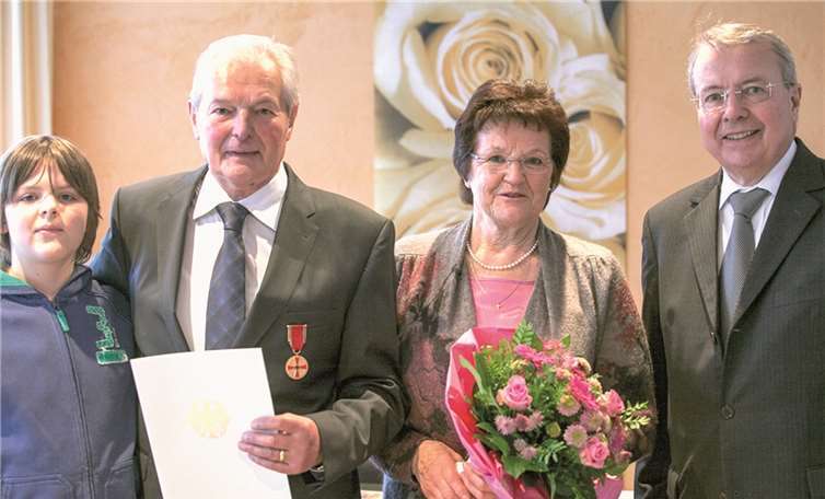 Rudi Sonntag aus Fritzdorf (Zweiter von links) erhielt aus den Händen von Landrat Frithjof Kühn (rechts) die Bundesverdienstmedaillen ausgehändigt. Zu den ersten Gratulanten zählten Enkel Levin und Ehefrau Irmgard.  JOST