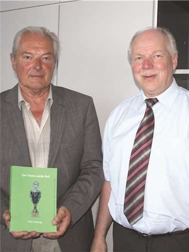 Rudi Sonntag (l.) überreicht Bürgermeister Theo Hüffel den dritten Band seiner „Der kleine weiße Ball“ – Chronik über den TTC Fritzdorf.Gemeinde Wachtberg