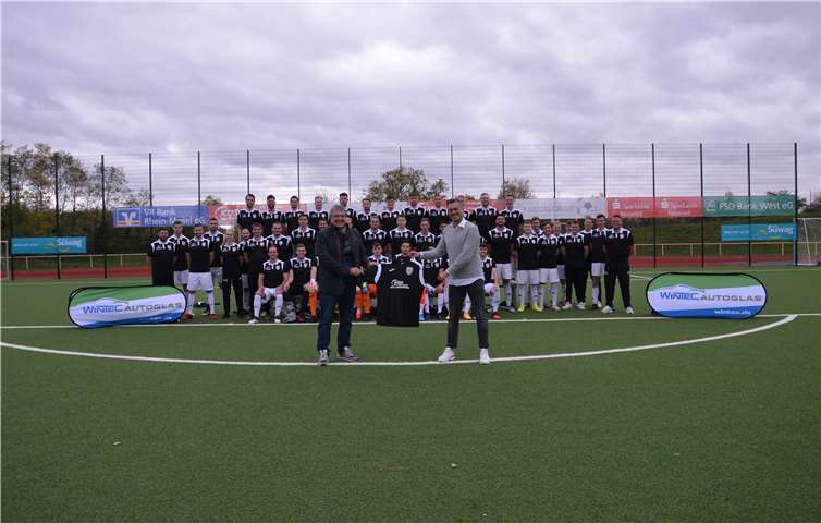 Rudi Speich nahm gerne das Trikot des VfB Linz entgegen. Foto: privat