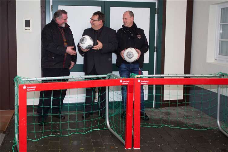 Rudi Velten, Ulrich Bäck und Stefan Frauzen bei der Übergabe der Tore. WT