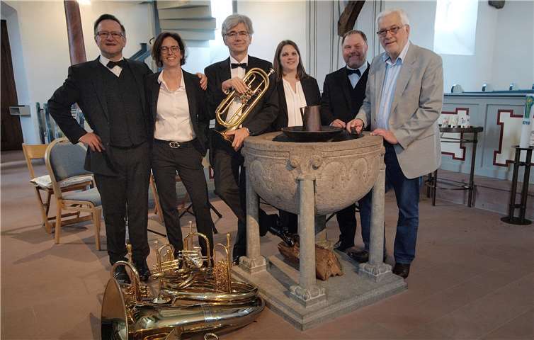 Rudi Weide (Trompete und Flügelhorn), Claudia Liebe (Trompete und Flügelhorn), Ben Bereznai (Basstrompete), Dorit Gille (Waldhorn), Dekanatskantor Jens Schawaller (Helikon) und Präses Bernhardt Nothdurft.Foto: privat