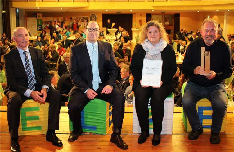 Rudi Zenz (links) mit den Vertretern des FC Germania St. Johann.Thomas Schmitz