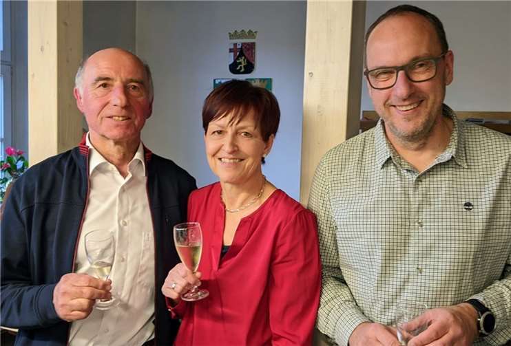 Rudi Zenz und Johannes Liesenfeld bei der Verabschiedung von Gudrun Weber. Quelle: Ortsgemeinde Löf-Kattenes