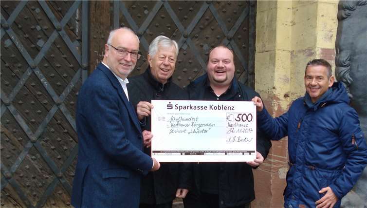 Rudolf Bader und Harald Pohl vom Ortsring übergeben den Scheck an Thorsten Schneider und Rudi Oster vom Bürgerverein.privat