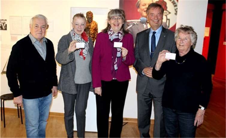 Rudolf Barth freute sich über die Auszeichnung von Dorothée Gelderblom, Birgit Posnien und Helga Gerresheim durch Karsten Fehr.  DL