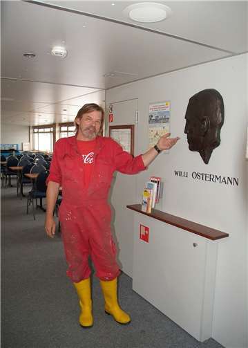 Rudolf Busch arbeitet mit viel Freude und präsentiert voller Stolz den Namensgeber des Schiffs.Susanne Stubbe, BTZ Neuwied