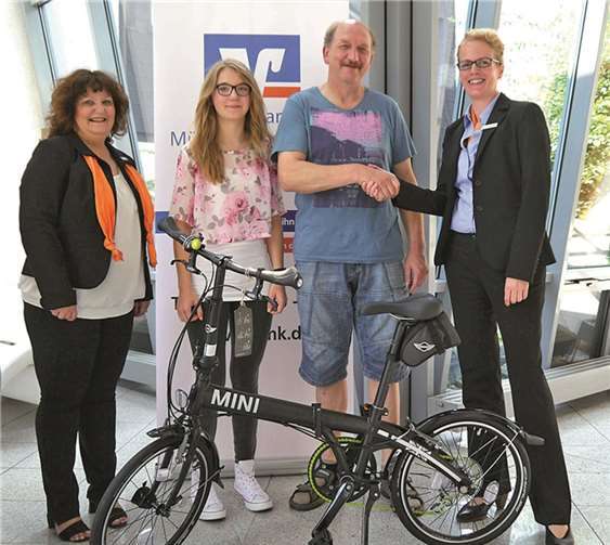 Rudolf Gerolstein und Tochter Sarah zusammen mit Vertriebsleiterin Ute Liesenfeld (rechts) und Kundenberaterin Margret Zerwas (links) bei der Gewinnübergabe.privat