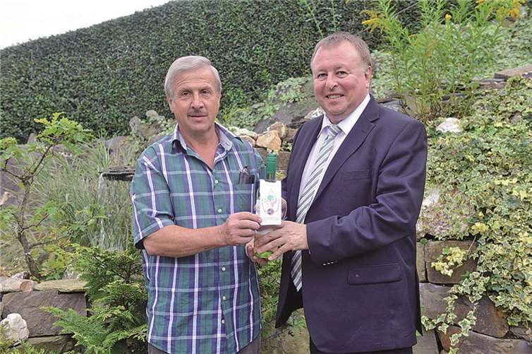 Rudolf Josten (l.) und Dr. Jürgen Pföhler am Michaelishof. Kreisverwaltung Ahrweiler