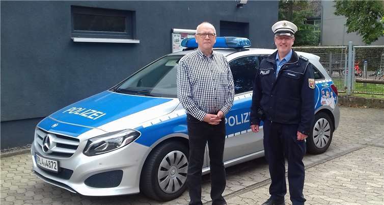 Rudolf Kehr mit Polizeihauptkommissar Jens Bernardy.Foto: privat
