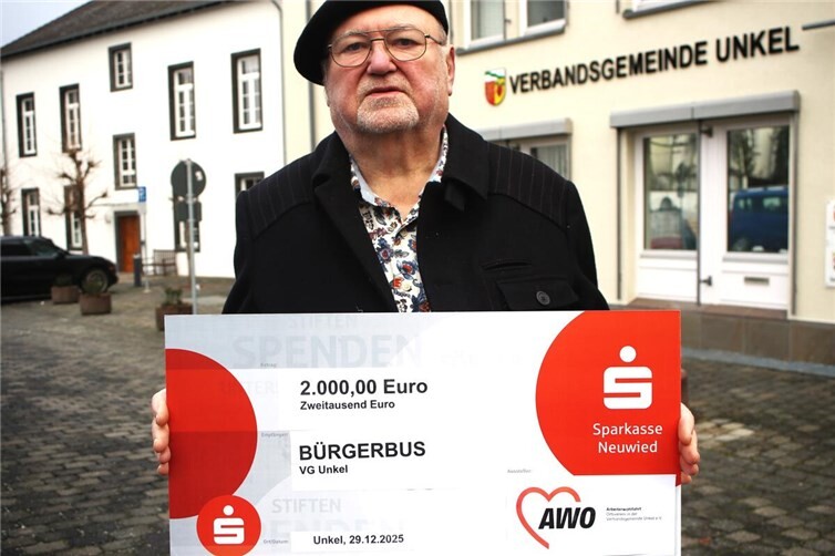 Rudolf Martin (AWO) bei der Scheckübergabe.