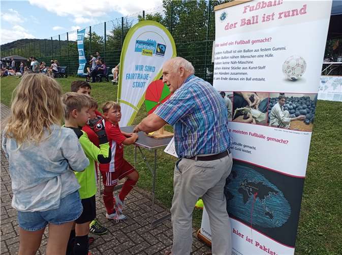 Rudolf Menacher informiert über Kinderarbeit in der ußballproduktion. Foto: Walburga Greiner
