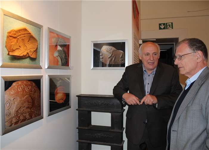 Rudolf Menacher (l.) mit einem Gast in der Ausstellung. HG