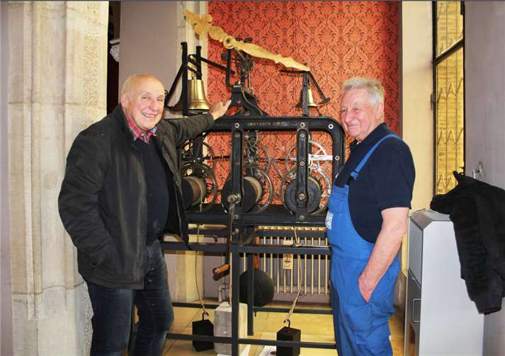 Nun schlägt sie wieder Rudolf Menacher (links) und Friedhelm Brandau freuen sich über die gelungene Instandsetzung. Foto: HG
