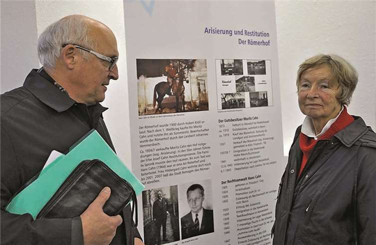 Rudolf Menacher mit einem Gast in der Ausstellung.