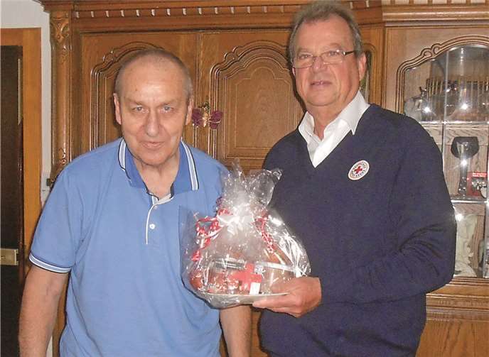 Rudolf Meschke nimmt sein Präsent entgegen. privat