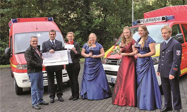 Rudolf Mies (li.) von der Winzergenossenschaft Mayschoß-Altenahr und Kerstin Holzberger (3.v.li) KSK Geschäftsstellenleiterin überreichten an Wehrführer Stefan Knieps eine Spende. Mit dabei waren Weinkönigin Celine mit ihren Prinzessinnen Veronique und Jenny sowie der stellvertretende Wehrführer Matthias Gasper. SES