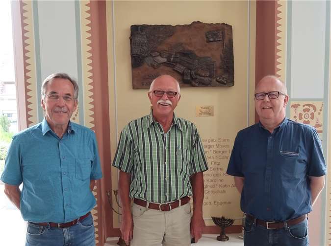 Rudolf Nacke (li.) und Norbert Lüttman (re.) vom Förderkreis Alte Synagoge Epe mit Richard Keuler vor der Thoranische der ehemaligen Synagoge Niederzissen. Foto: privat