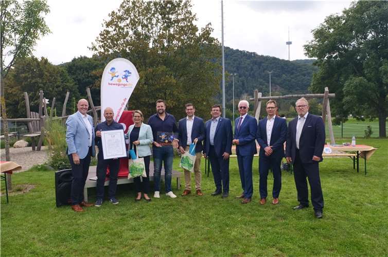 Rudolf Rinnen, stellv. des Präsidenten des Turnverbandes Mittelrhein, Björn Schrewe-Mangold, Kita-Leitung „LahnEggs“, Bildungsministerin Fr. Dr. Stefanie Hubig, Oberbürgermeister Lennart Siefert, Dr. Martin Hämmerle, Abteilungsleiter der Sportjugend RLP, Landrat Jörg Denninghoff, Manfred Breitbach, Geschäftsführer der Unfallkasse Rheinland-Pfalz, Thorben Bock und Christoph Gallenstein von der IKK Südwest Fotos: Unfallkasse Rheinland-Pfalz