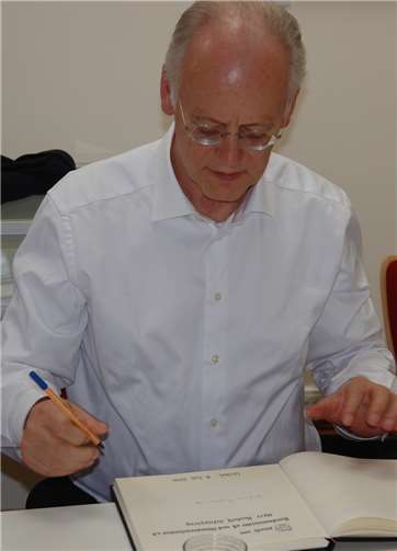 Rudolf Scharping bei der Vertragsunterzeichnung.