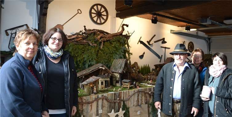 Rudolf Schell und (von links) Angelika Schorn, Christiane Böttcher, Ehefrau Uschi Schell und Tochter Teresa Wronka danken den zahlreichen Besuchern für ihre Spenden zugunsten der „Ahrweiler Tafel“E.T.Müller