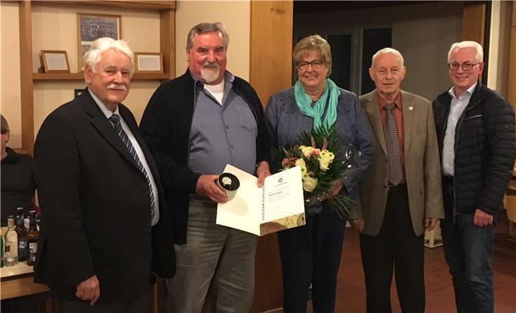 Rudolf Velten (2.v.l.) wurde im Verein als DFB-Ehrenamtspreisträger 2018 geehrt.Foto: privat