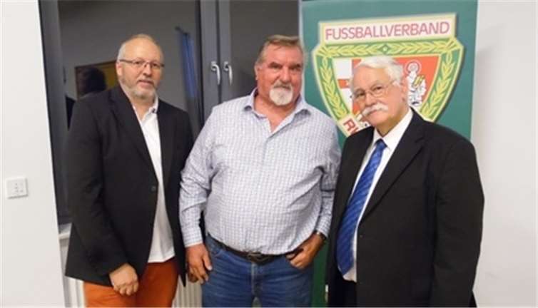Rudolf Velten wird vom Präsident des Fußballverbandes Rheinland Walter Desch sowie dem Kreisvorsitzenden des Kreises Westerwald/Wied Mike Leibauer beglückwünscht.Privat
