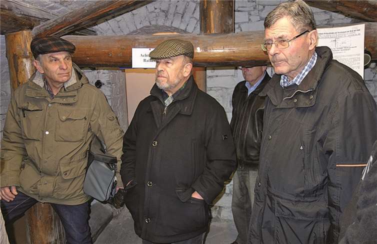 Rudolf Vollmer (r.) gab im Luftschutzkeller des Unkeler Rathauses einen geschichtlichen Überblick über die Kriegsjahre. STUHA