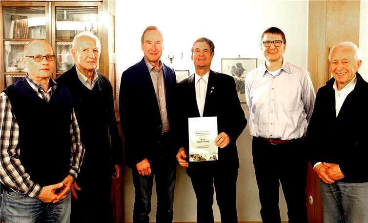 Rudolf Weichsel (Mitte) mit der Ehrenurkunde inmitten einiger Ehrenmitglieder und Alfred Hofmann (links) und Dr. Andreas Bauch (echts). Foto: Olaf Radcke