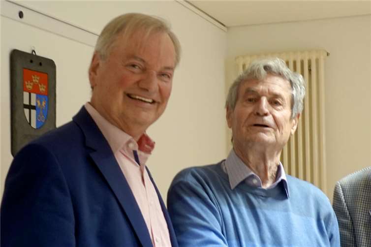 Rudolf Weichsel (r.) erwarb als Ältester sein 50. Sportabzeichen in Gold.