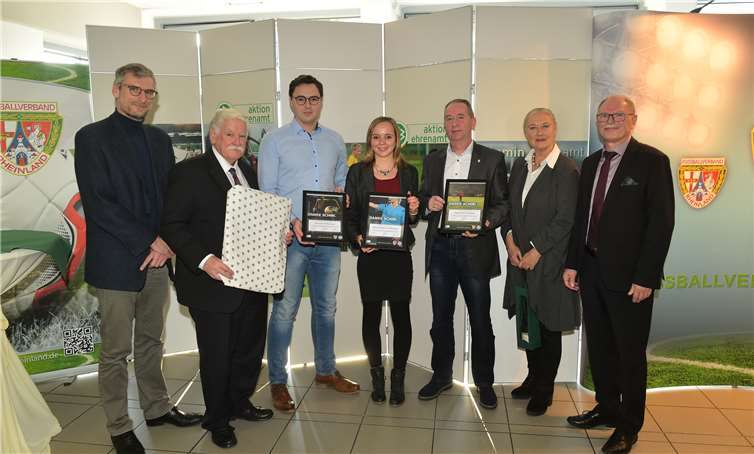 Rudolf Weiß, der diesjährigen Preisträger der DFB-Aktion „Danke Schiri“ des Fußballverband Rheinland (dritte v.r.). Foto: Peter Seydel