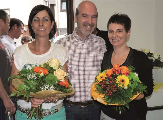 Rudolf Wingender bedankte sich bei den Betreuerinnen Annette Schnur (l.) und Ulrike Schonscheck, die sich seit vielen Jahren für die Volkesfelder Jugend einsetzen, mit je einem Blumenstrauß.