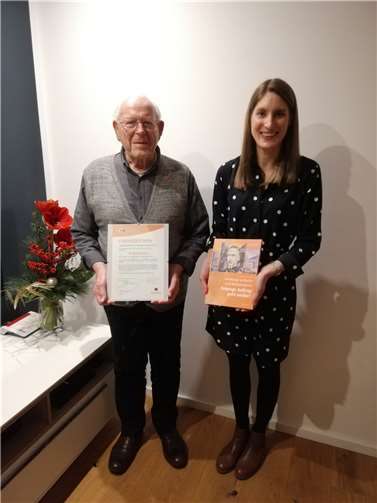 Besondere Ehrung für Rudolf Zwick Rudolf Zwick erhielt die Ehrung von seiner Enkelin Annika Ermtraud überreicht, die stellvertretende Vorsitzende der Kolpingsfamilie Rheinbrohl ist. Foto: R. Binnes