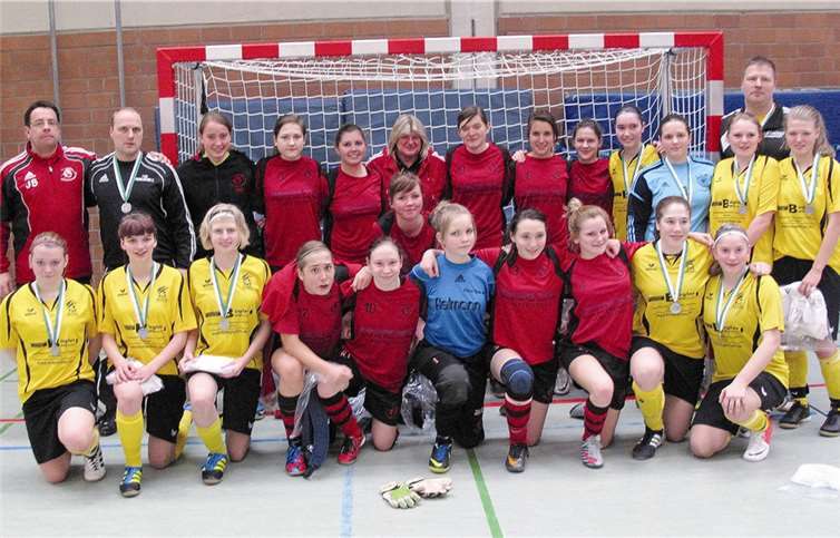 Rübenacher B-Juniorinnen (rot) mit dem Finalgegner Fischbacherhütte (gelb).Privat