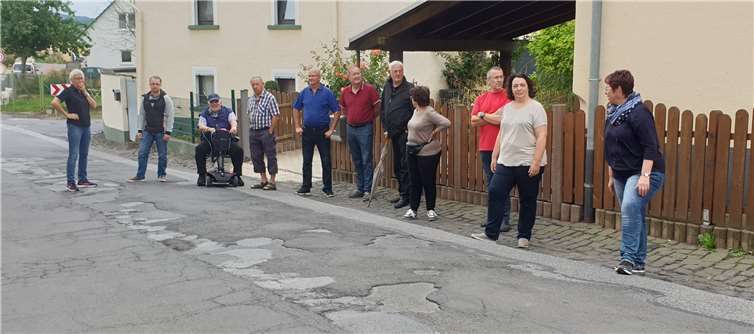 Rübener Bürgerinnen und Bürger versammelten sich spontan zur Unterstützung der Unterschriftenaktion. Foto: FWG Maifeld
