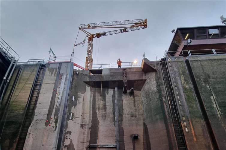 Rückbau des stationären Krans und Schweißerarbeiten. Fotos: WSA Mosel-Saar-Lahn