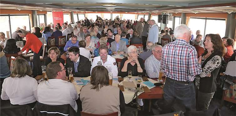 Rückblick 2013 - ein vollbesetztes Schiff beim Riverboat-Brunch im April.
