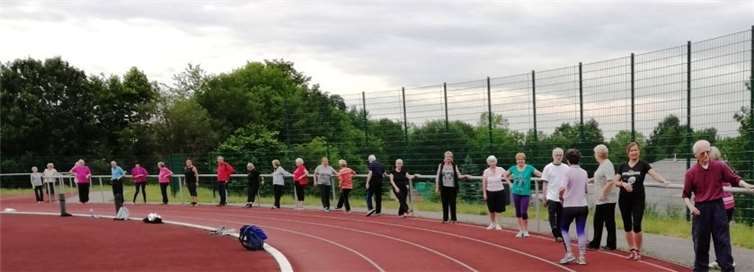 Rückblick auf 2020: Auch das Geländer kann als Trainingsgerät dienen. Foto: privat