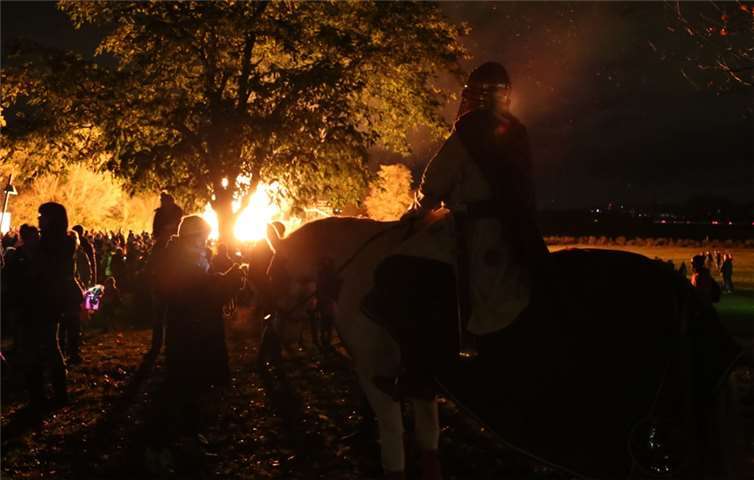 Rückblick auf das Martinsfeuer 2019. Foto: Friedhelm Göron